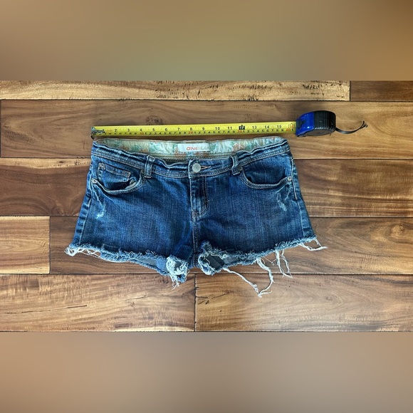 O’Neill Low Rise Denim Cutoff Shorts Size 7 - Picture 3 of 6